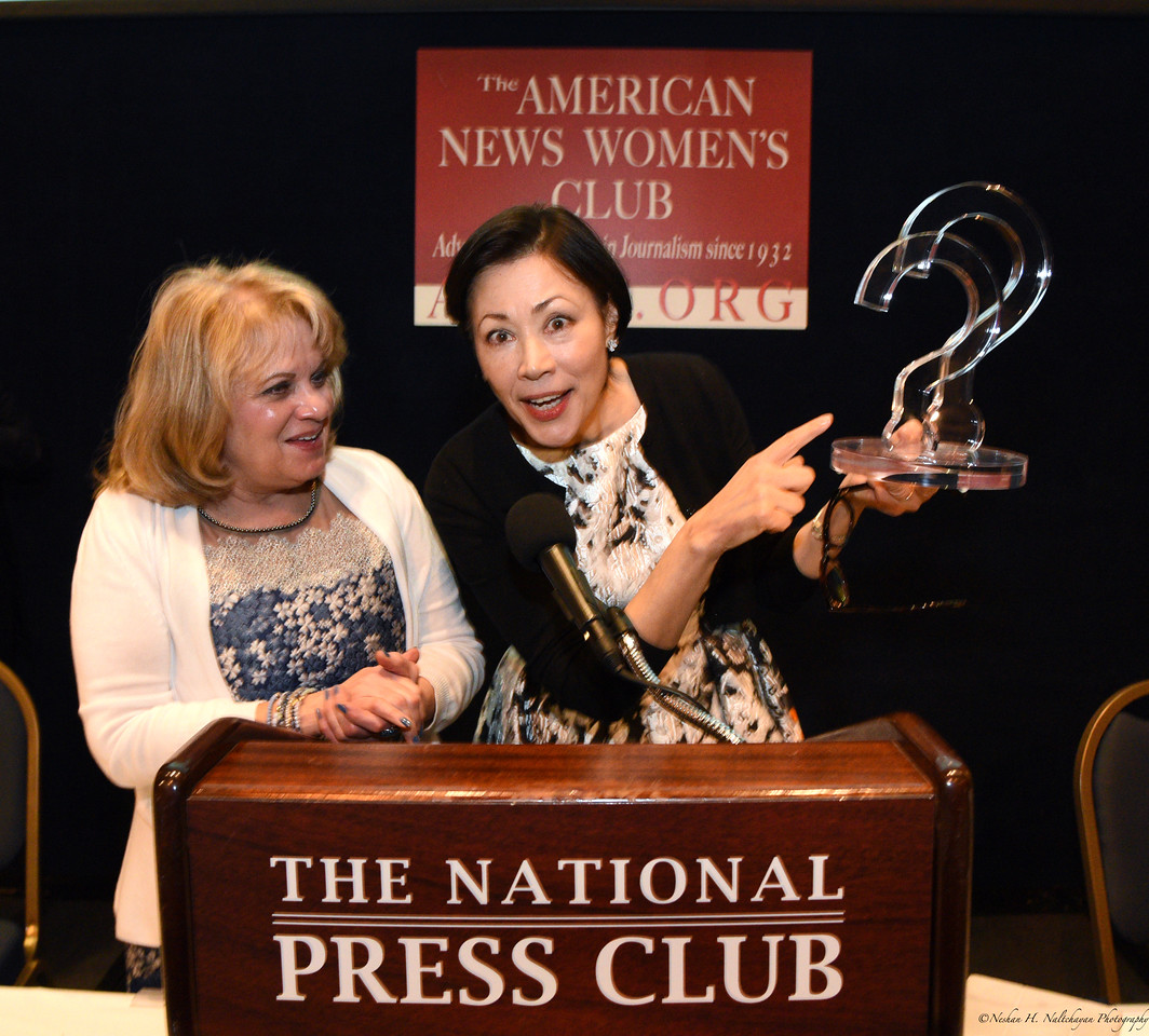 Ann Curry points to her award. With American News Women&#039;s Club president Janis Lamar