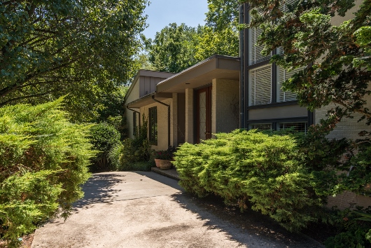 Woodley Park Home with Indoor Pool &amp; Wine Cellar