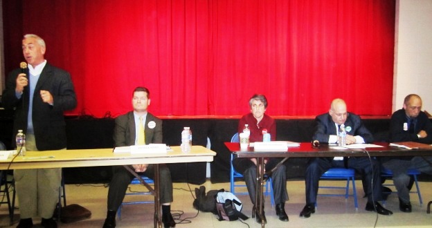 Matthew Frumin addresses the Chevy Chase audience, while Patrick Mara, Elissa Silverman, Paul Zukerberg and Perry Redd listen