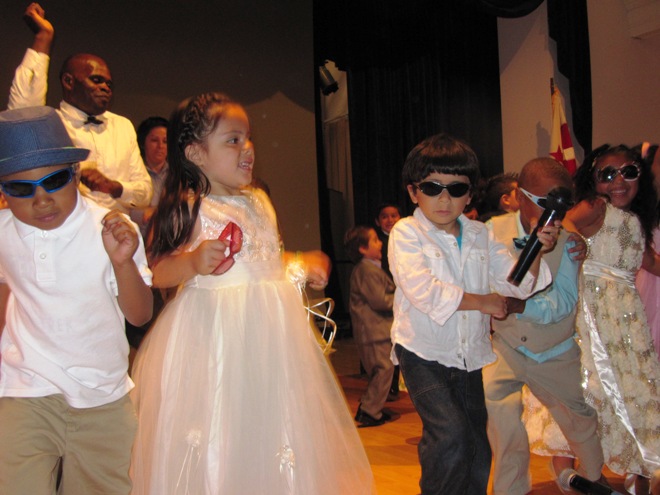 Kids singing and dancing Gangnam Style