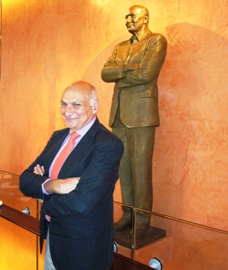 Michael Kahn in fornt of his statue