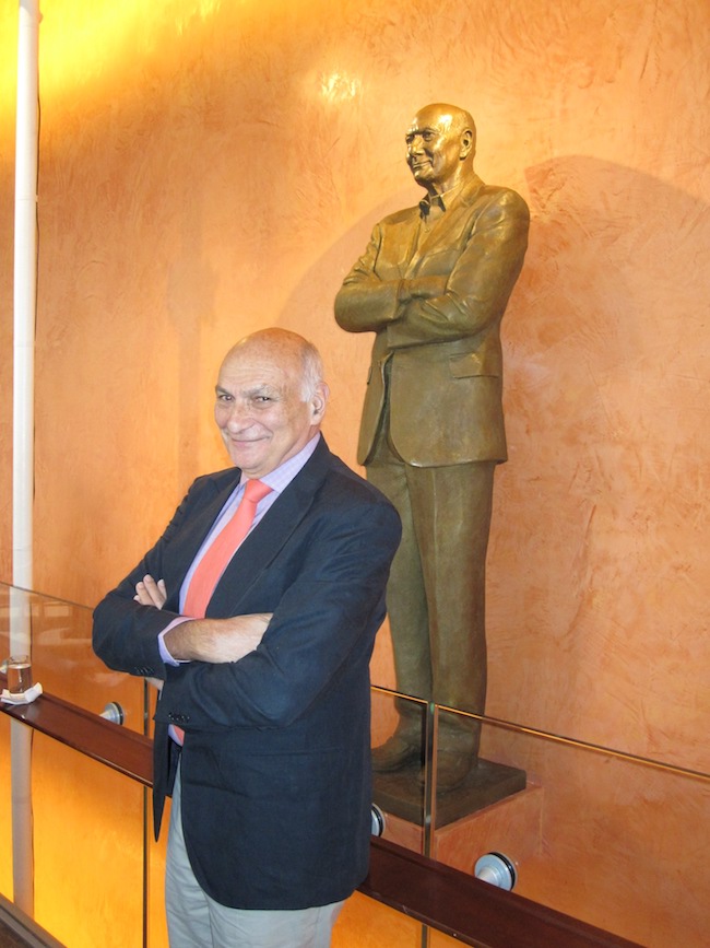 Michael Kahn in front of his statue at Harman Hall