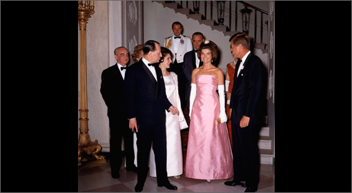 First lady Jacqueline Kennedy arrives at a May 1962 White House dinner