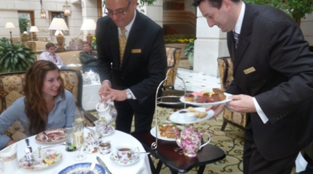 Edwin Vargas and Lino Rodrigues serving tea to Hillary Leeb