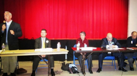 Matthew Frumin addresses the Chevy Chase audience, while Patrick Mara, Elissa Silverman, Paul Zukerberg and Perry Redd listen