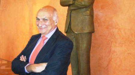 Michael Kahn in fornt of his statue