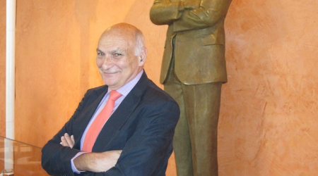 Michael Kahn in front of his statue at Harman Hall