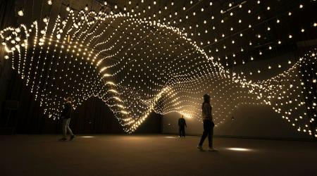 Rafael Lozano-Hemmer, Pulse Topology, 2021. Installation view, San Francisco, California, 2023